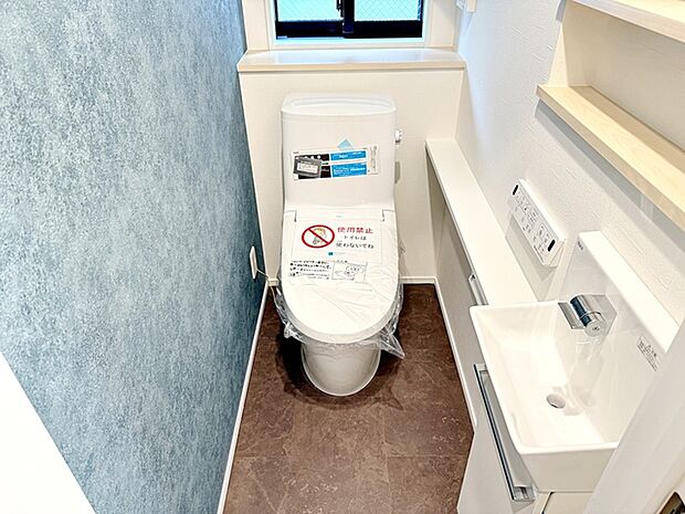 【トイレ】 1、2階共にシャワー機能付！小窓が付いている為換気もスッキリして頂けます。 