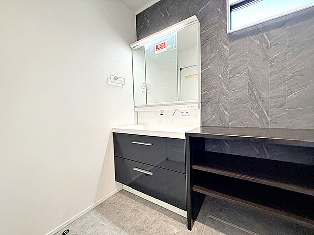 【洗面台】 洗髪・洗面・化粧などができる機能と収納スペースを一体化した洗面台です。 