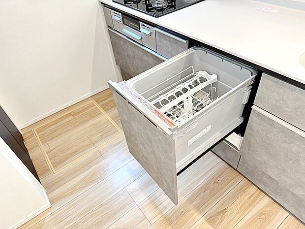 食器洗浄乾燥機は食器と洗剤を入れてスイッチを押すだけ！洗い〜乾燥まで！楽々後片付け！！ 