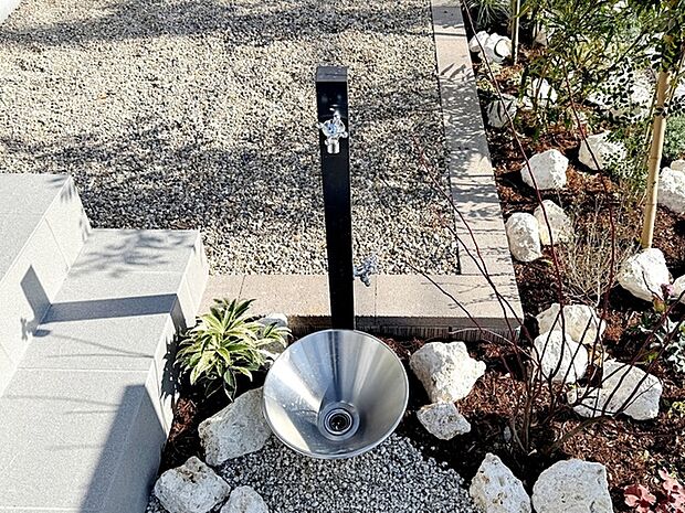 玄関横には立水栓が設置されています！お庭の水撒き、洗車、お掃除、お子様の水遊びなど便利です！ 