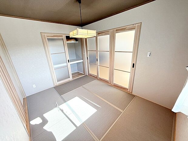 【和室6帖】 玄関から直接行ける和室は突然のお客様の訪問にも難なくご対応できます。 