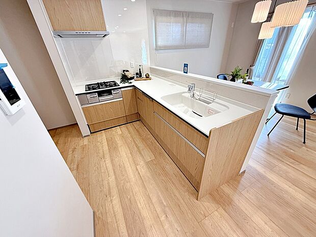 【キッチン】 作業動線を短くできるこだわりのL型キッチン！広い作業スペースを確保できるのでストレスなく家事を行えます 