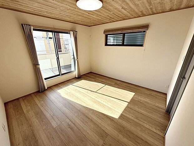 【洋室8帖】 キングサイズのベッドも置ける8帖のゆとりある主寝室。光も取り入れやすく明るい空間になっています。 