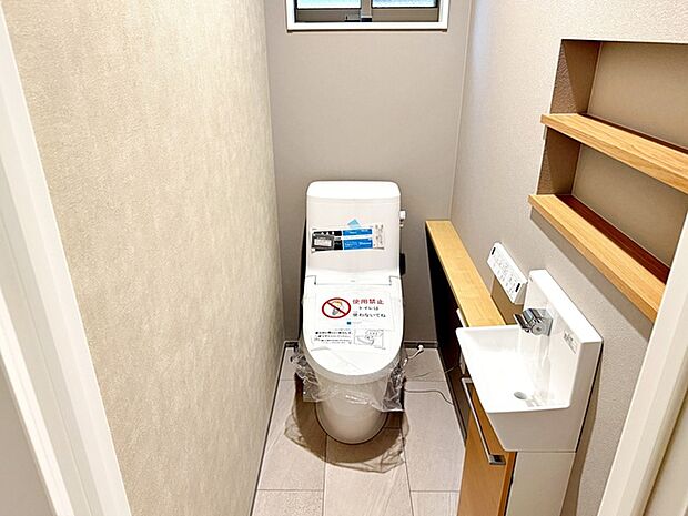 【トイレ】 1、2階共にシャワー機能付！小窓が付いている為換気もスッキリして頂けます。 