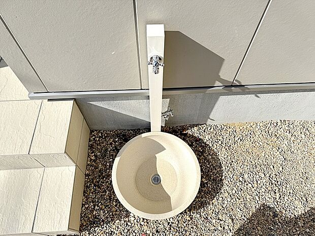 玄関横には立水栓が設置されています！お庭の水撒き、洗車、お掃除、お子様の水遊びなど便利です！ 