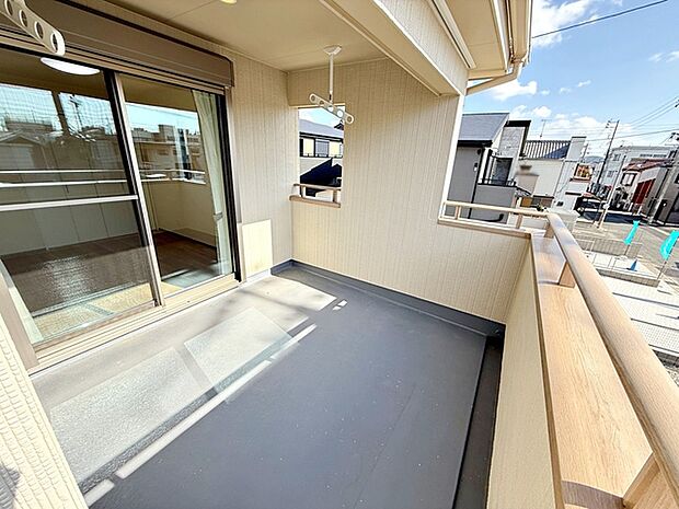 【バルコニー】 3部屋からアクセス可能なインナーバルコニー。急な雨の日の洗濯物も安心です！天気の良い日は、ご家族の洗濯物・お布団をまとめて干せます 