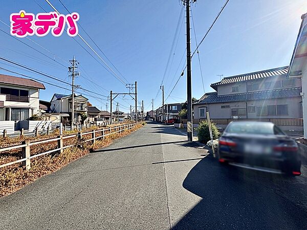 前面道路は公道で、車のすれ違いもらくらく広々6ｍの幅があります