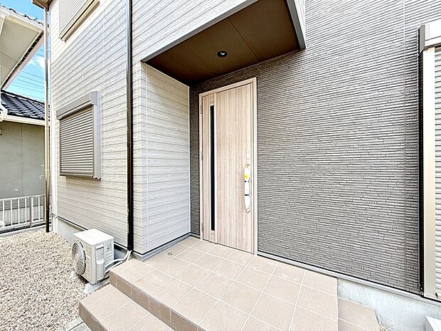 【玄関】 雨の日の出入りも濡れにくい玄関ポーチ 