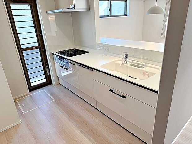 【キッチン】 人気の対面キッチンは料理をしながらご家族やお客様との会話が楽しめます！ 