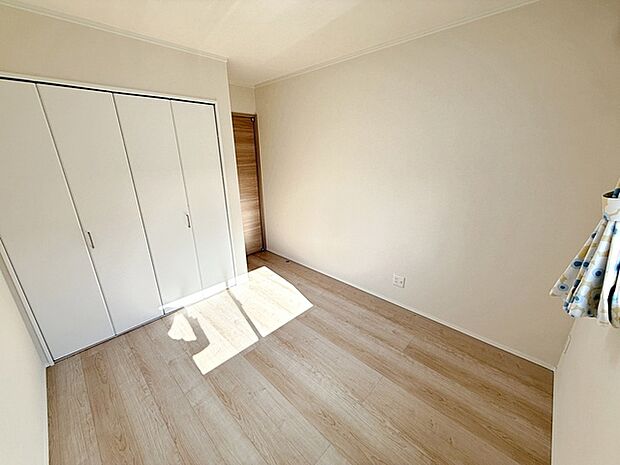 【洋室5.2帖】 お子様の一人部屋に最適な居室です。クローゼット付きで自然とお片付けできる環境に！ 