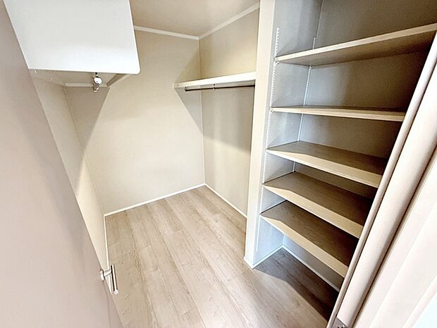【ウォークインクローゼット】 ハンガーにかけた洋服、帽子やバッグ他収納した物を見渡すことができ整理整頓がしやすい！ 