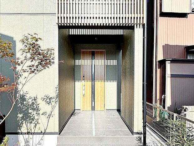 【玄関】 玄関が深い位置にあるので雨に濡れることなく身支度ができます 