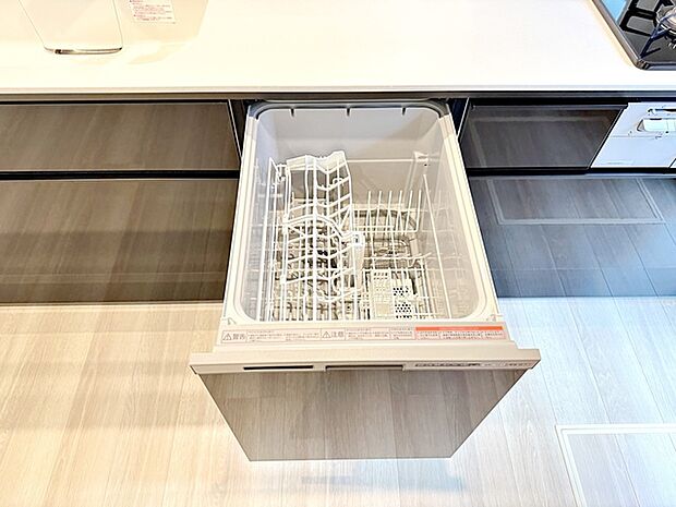 食器洗浄乾燥機は食器と洗剤を入れてスイッチを押すだけ!洗い~乾燥まで!楽々後片付け!!