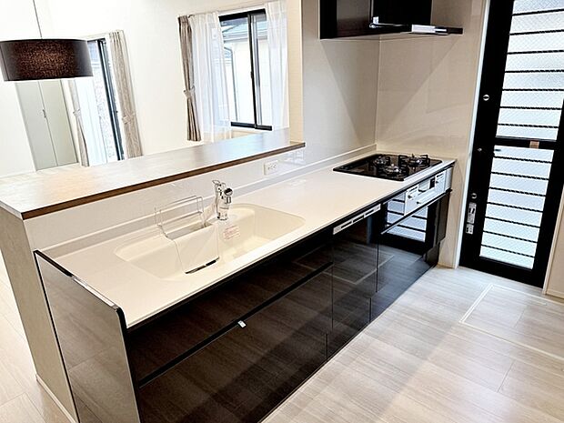 【キッチン】 小さなお子様にも目が届く、使い勝手の良い対面キッチンで楽しくお料理ができます！ 