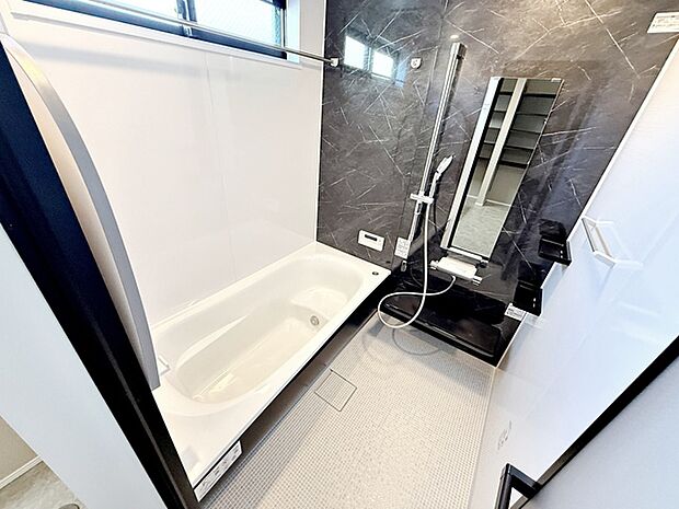 【浴室】 浴室は1坪タイプで親子一緒に入浴しても広くご利用できます！ステップ付きの浴槽は節水効果も。 