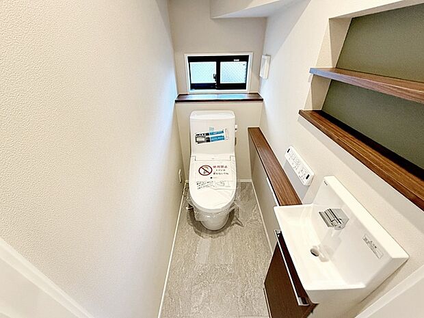 【トイレ】 1、2階共にシャワー機能付！小窓が付いている為換気もスッキリして頂けます。 