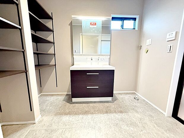 【洗面台】 洗面台の三面鏡の裏には収納があるので、見られたくないものの収納に便利 