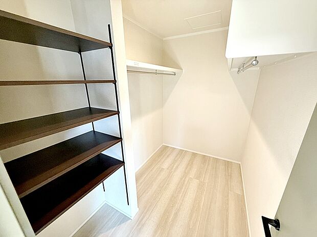 【ウォークインクローゼット】 WICは洋服、帽子、バッグなど全て収納可能!お部屋がスッキリ整理整頓できます!