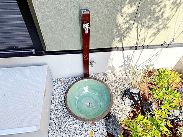 玄関横には立水栓が設置されています!お庭の水撒き、洗車、お掃除、お子様の水遊びなど便利です!