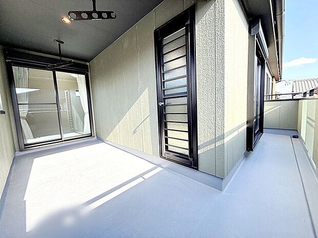 【バルコニー】 2部屋からアクセス可能なインナーバルコニー。急な雨の日の洗濯物も安心です!天気の良い日は、ご家族の洗濯物・お布団をまとめて干せます