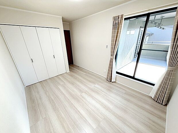 【洋室6.5帖】 バルコニーに面した洋室は視覚的にも広がりがでる開放的な空間になります。 