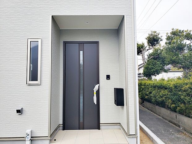 【玄関】 雨の日の出入りも濡れにくい玄関ポーチ 