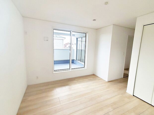 【洋室8帖】 大きなベッドを置いてもゆったり過ごせるプライベート空間です。 