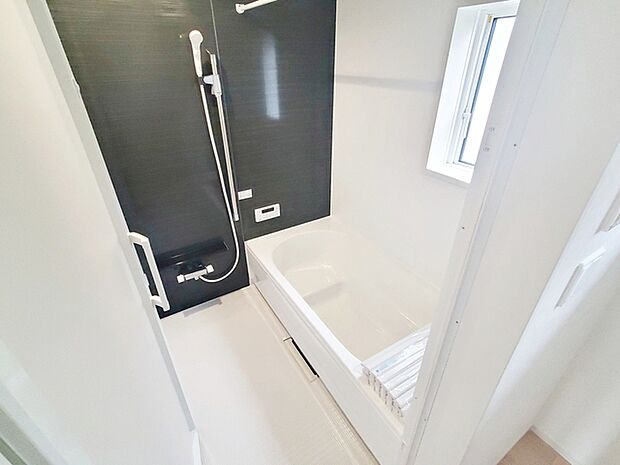 【浴室】 ゆったり入れる浴槽、一坪サイズのゆとりの空間。一日の疲れを癒してくれるくつろぎのバスタイムを… 