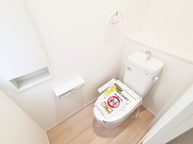 【1階トイレ】 各フロア1カ所ずつシャワー機能付トイレを設置しており、忙しい朝の混雑も解消！ 
