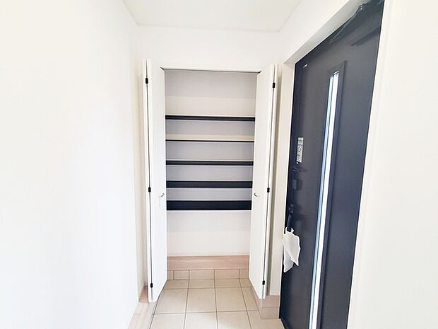 【シューズボックス】 可変棚で収納物にあった高さへ調整可能な大型シューズボックス。汚れたら取り外し洗えます 