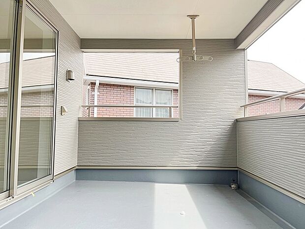 【施工例】屋根のあるインナータイプのバルコニーだから、急な雨でも洗濯物が濡れにくくて安心  