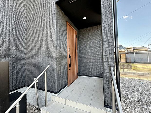 【玄関】 玄関が深い位置にあるので雨に濡れることなく身支度ができます