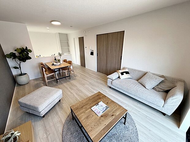 【リビング16帖】 のんびりくつろぐソファや、お食事を楽しむダイニングセットを置いても圧迫感はありません。