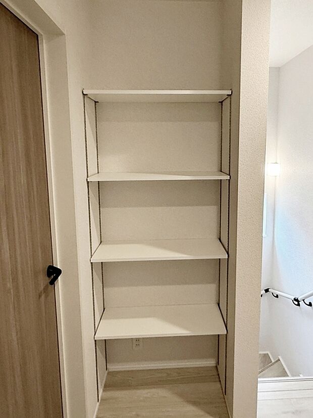 【2階ホール収納】 2階ホールの収納は掃除道具やご家族の季節物(空調器具)の収納に便利です。
