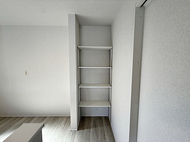 【キッチン収納】 キッチンには可動棚を設置して食器や食品のストックもキレイに整頓して収納できます。
