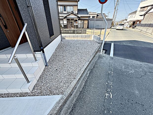 玄関横のスペースは、鉢植え・プランターなどを置いてちょっとしたガーデニングが楽しめます!