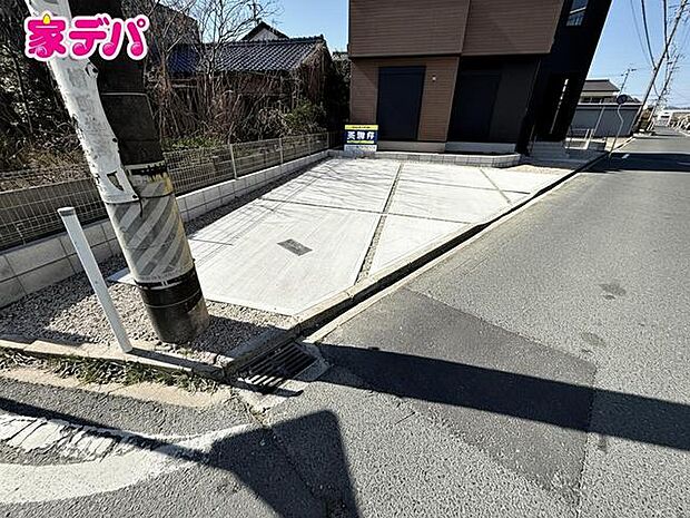 駐車スペースは3台分を確保!並列駐車が可能で車の出し入れもしやすく、運転の苦手な方にも安心です