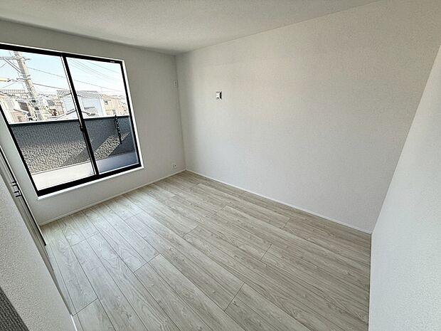 【洋室6.5帖】 南向きならではの恵まれた採光・通風。明るいお部屋は開放感がありますね。
