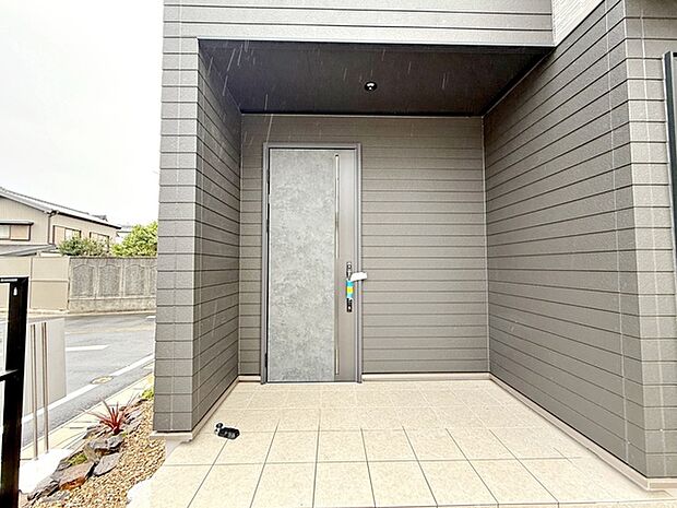 【玄関】 玄関が深い位置にあるので雨に濡れることなく身支度ができます 