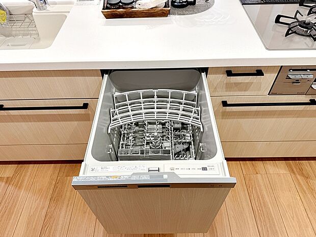 食器洗浄乾燥機は時間のかかる食器洗いを楽にしてくれる上に水道代も安くなるスグレモノ 