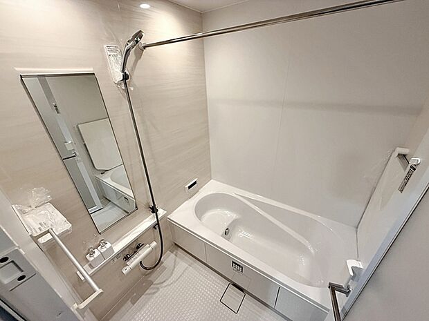 【浴室】 浴室は1坪タイプで親子一緒に入浴しても広くご利用できます！ステップ付きの浴槽は節水効果も。 