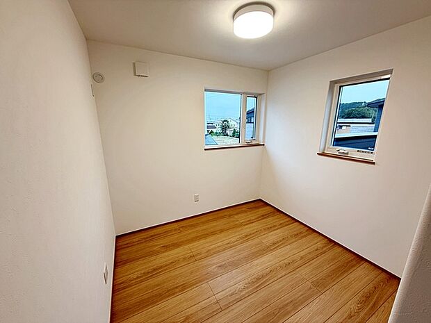 【洋室5.2帖】 2面採光で、晴れの日の日中はいつも明るい室内に。窓を開放すれば気持ちの良い風が入ります。 