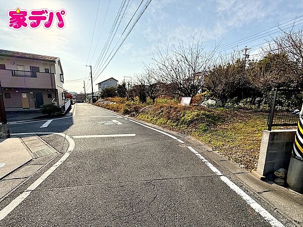 前面道路は車通り少ないのでお子様も安心して暮らせる環境です