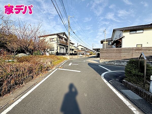 前面は車通りの少ない道路。お車の出し入れが苦手な方も安心ですね。