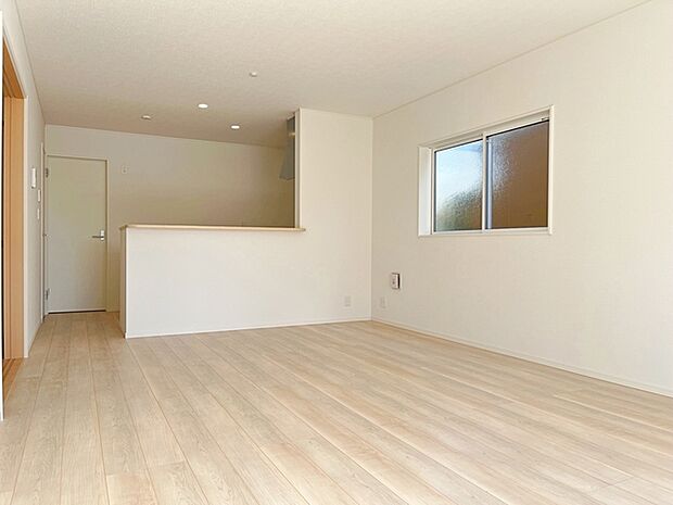 【施工例】温かみのあるナチュラルテイストのLDK。ダイニングセットを置いてもゆとりがあります!