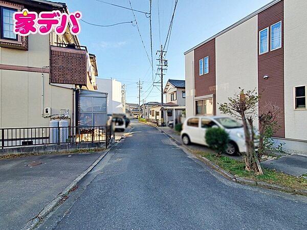 静かな住宅街で、車の出入りもスムーズです。