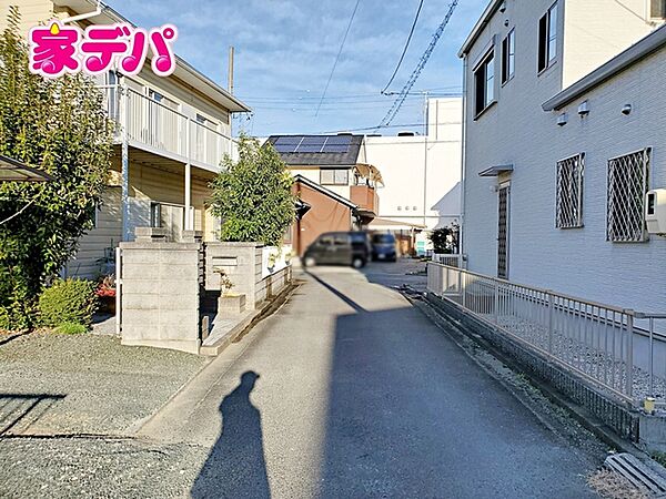 前面道路は見通しが良く、車の移動もスムーズに行えます。