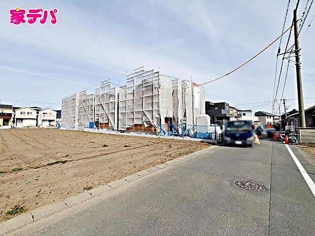 【新築分譲全7棟】ご成約キャンペーン実施中。詳細はスタッフまでお問合せ下さい。（一番前の建物になります）