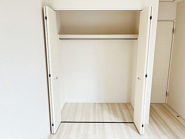 【施工例】パイプハンガー付きのクローゼットは服を畳まず収納でき大切な衣類をシワや日焼けから守ります