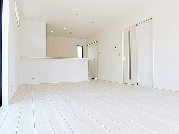 【施工例】のんびりくつろぐソファや、お食事を楽しむダイニングセットを置いても圧迫感はありません。 